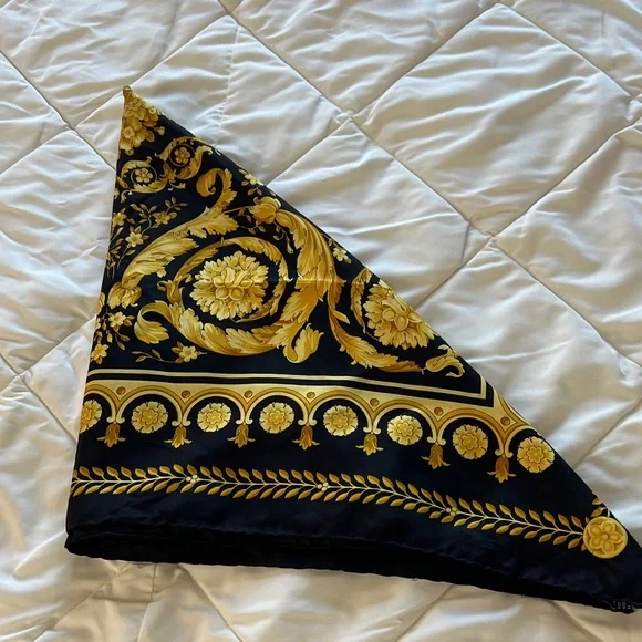 Authentic Versace Baroque Design Black Gold Printed 100% Silk Twill Scarf 33.5" - Picture 15 of 16